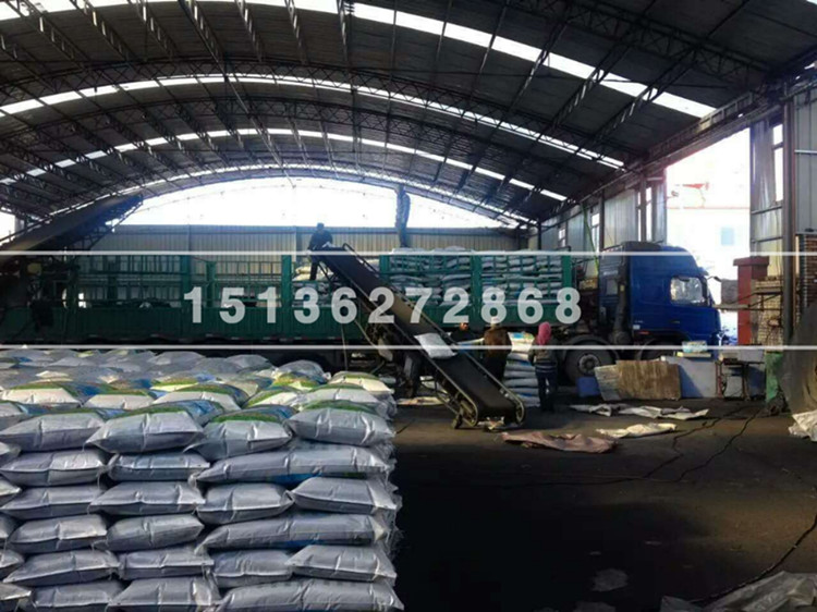 工人在車(chē)間裝貨